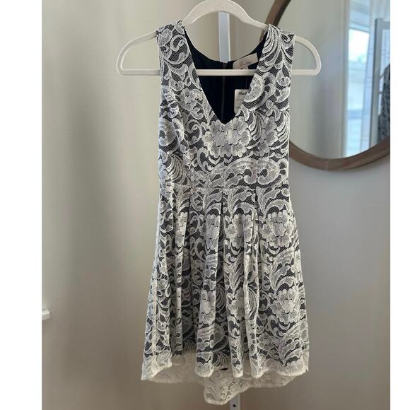 Monteau White Lace Overlay Dress Women’s Small NEW - Picture 1 of 4